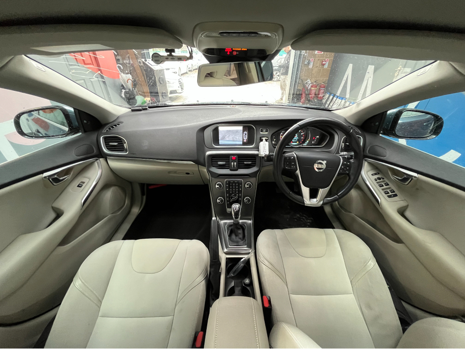 2015 Volvo V40 - image 15