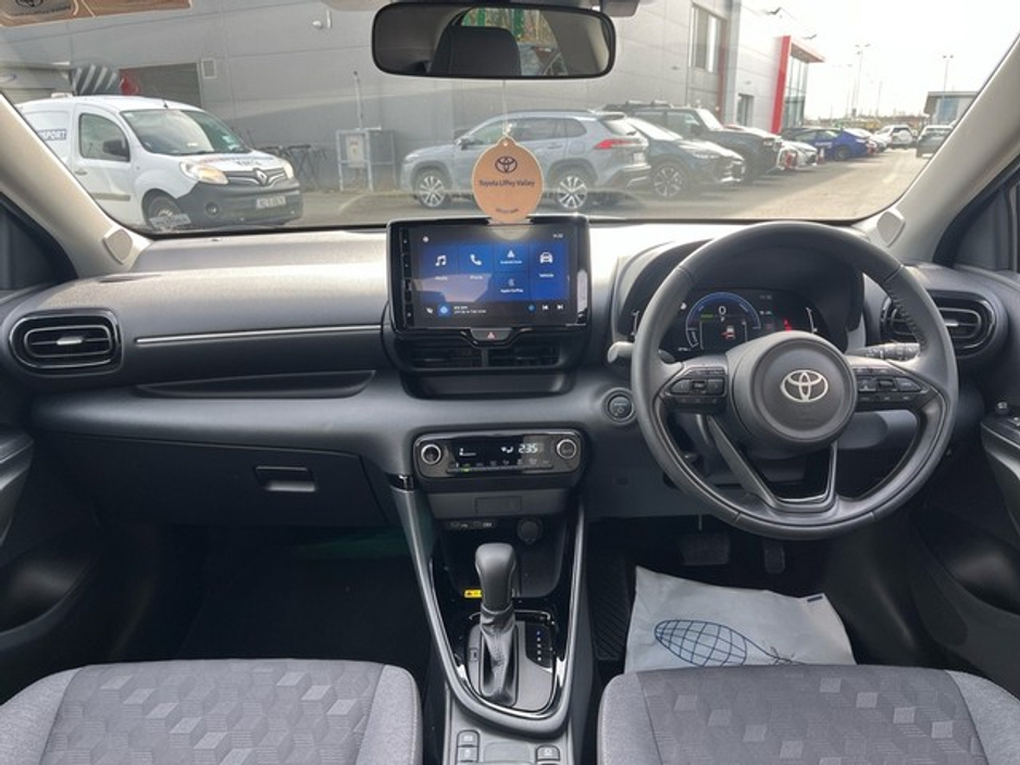 2025 Toyota Yaris - image 8