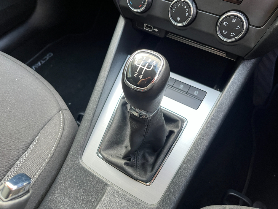 2019 Skoda Octavia AMBITION ESTATE 1.6 DIESEL //REVERSE CAMERA//CARPLAY// €16,950