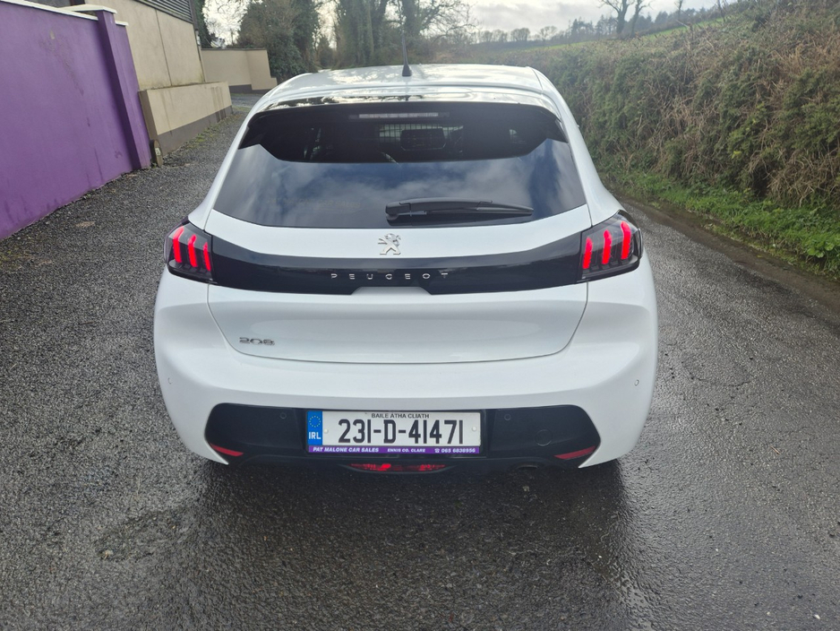 2023 Peugeot 208 - image 5