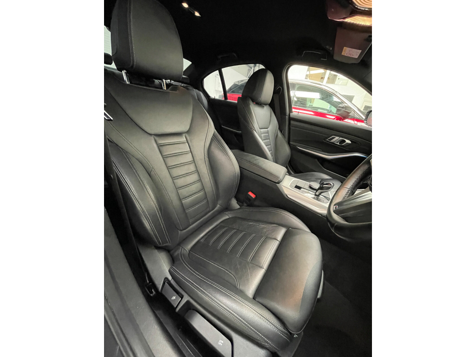 2021 BMW 3 Series - image 12