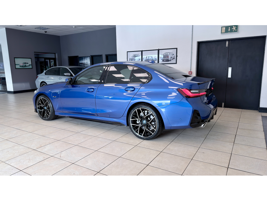 2024 BMW 3 Series - image 10