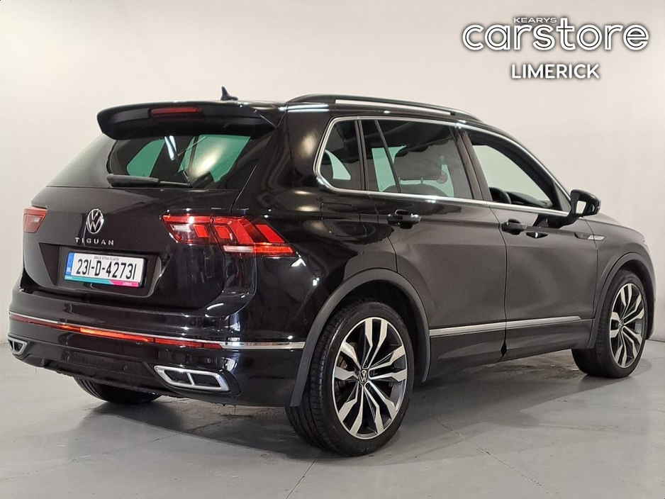 2023 Volkswagen Tiguan - image 3