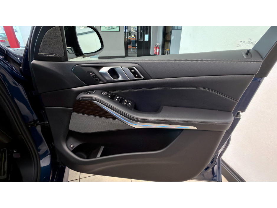 2020 BMW X5 - image 7