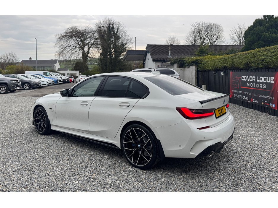 2021 BMW 3 Series - image 2