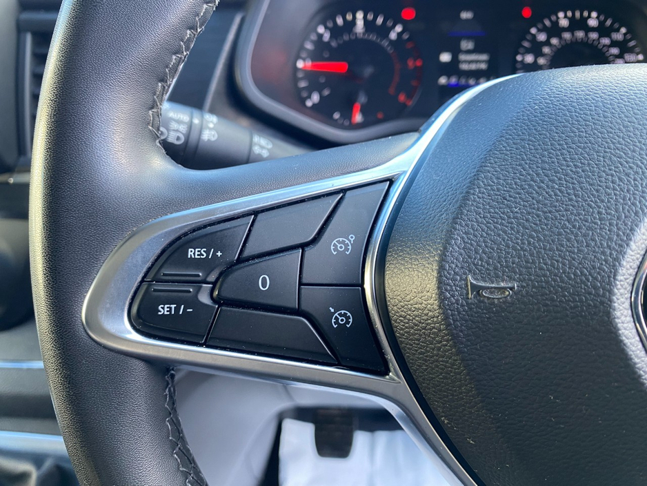 2023 Renault Trafic - image 18