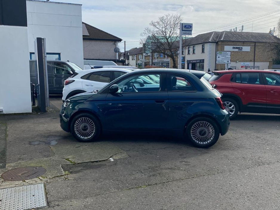 2025 Fiat 500e - image 10