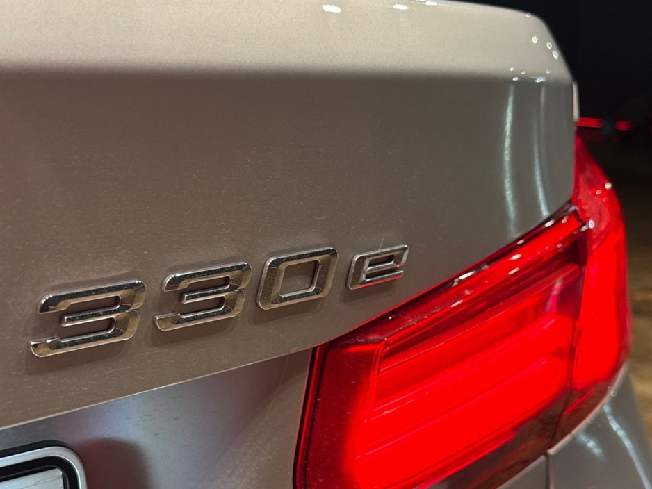 2016 BMW 3 Series - image 10