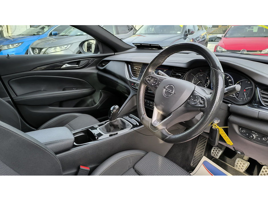 2021 Opel Insignia - image 9