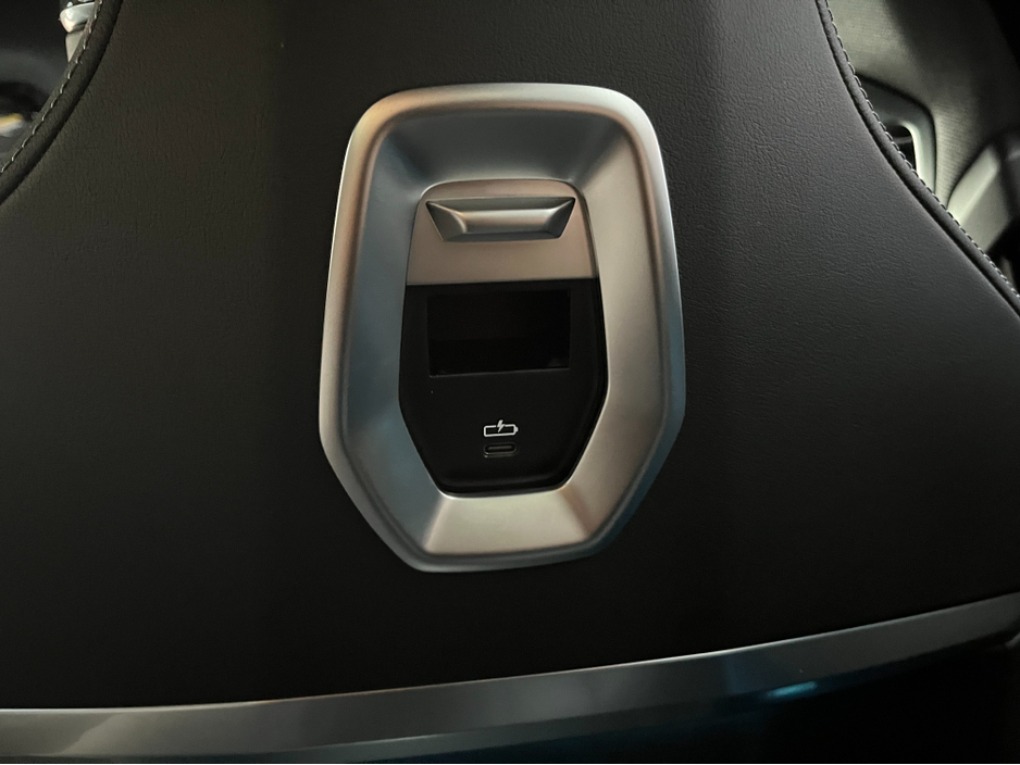 2025 BMW i7 - image 29