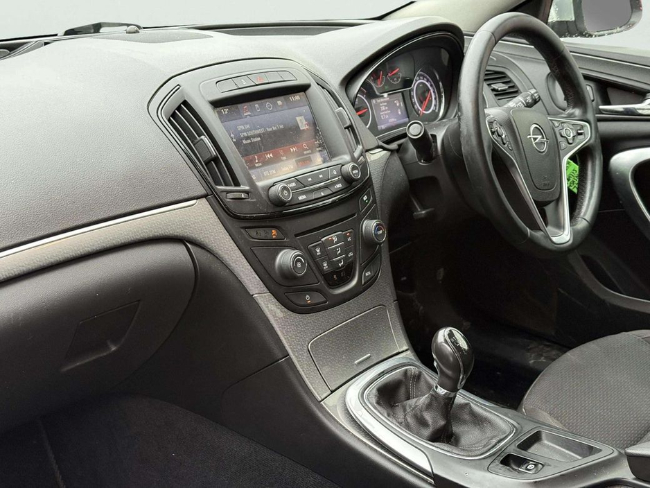 2016 Opel Insignia - image 2