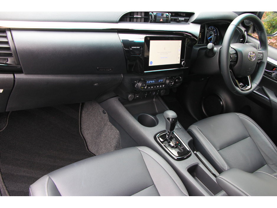 2025 Toyota Hilux Invincible X * Roll cover and bars inc €66,358