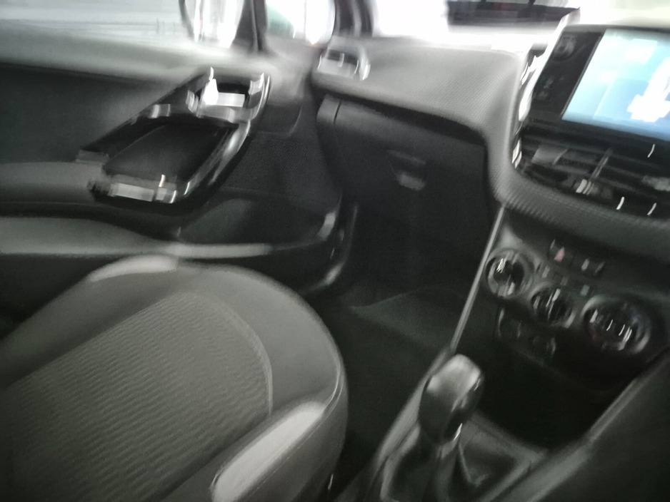 2016 Peugeot 208 - image 12