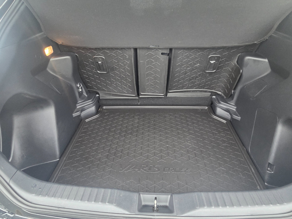 2023 Toyota Yaris - image 10