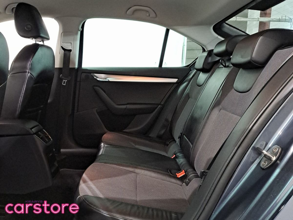 2020 Skoda Octavia - image 10