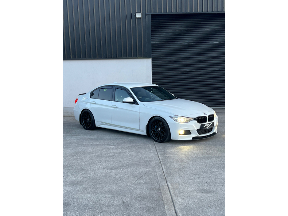 2012 BMW 3 Series - image 3