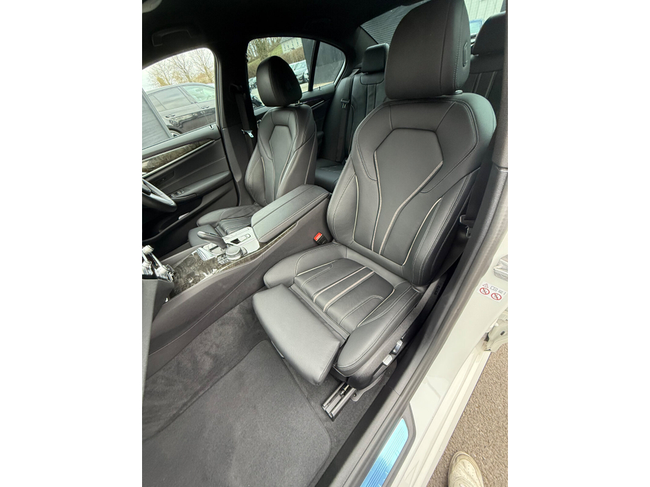 2020 BMW 5 Series - image 11