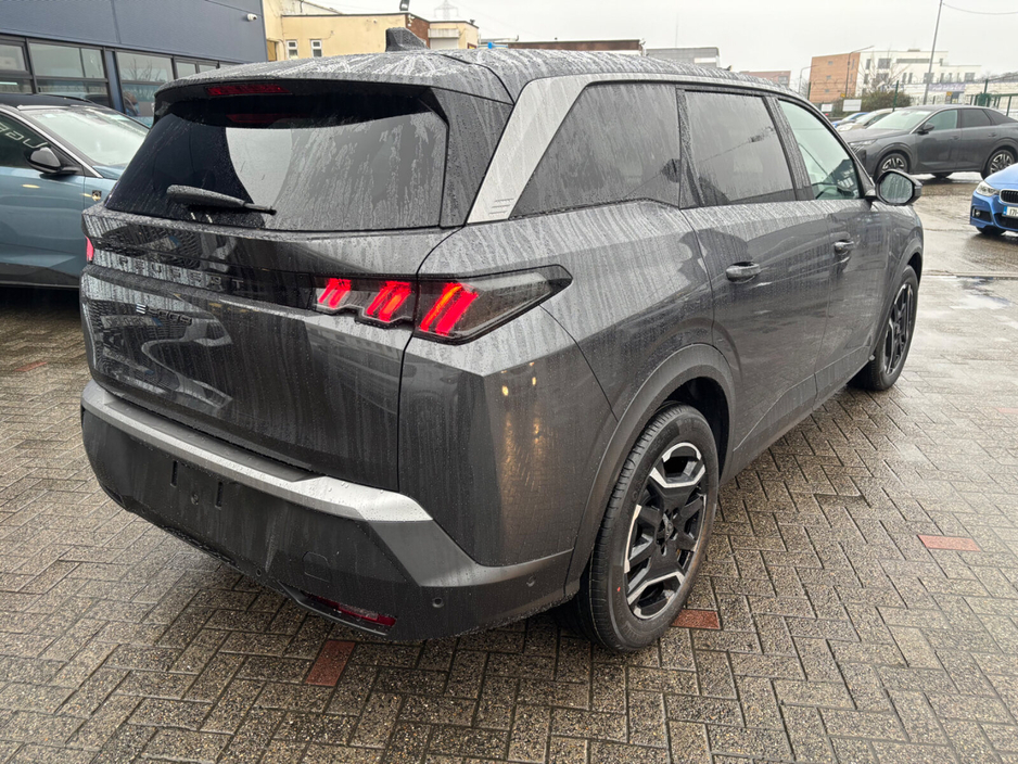 2026 Peugeot 5008 BEV 73kwh 210hp Allure €54,500