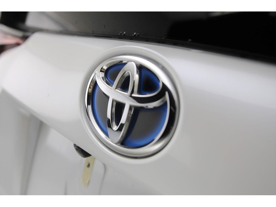 2020 Toyota Prius - image 26