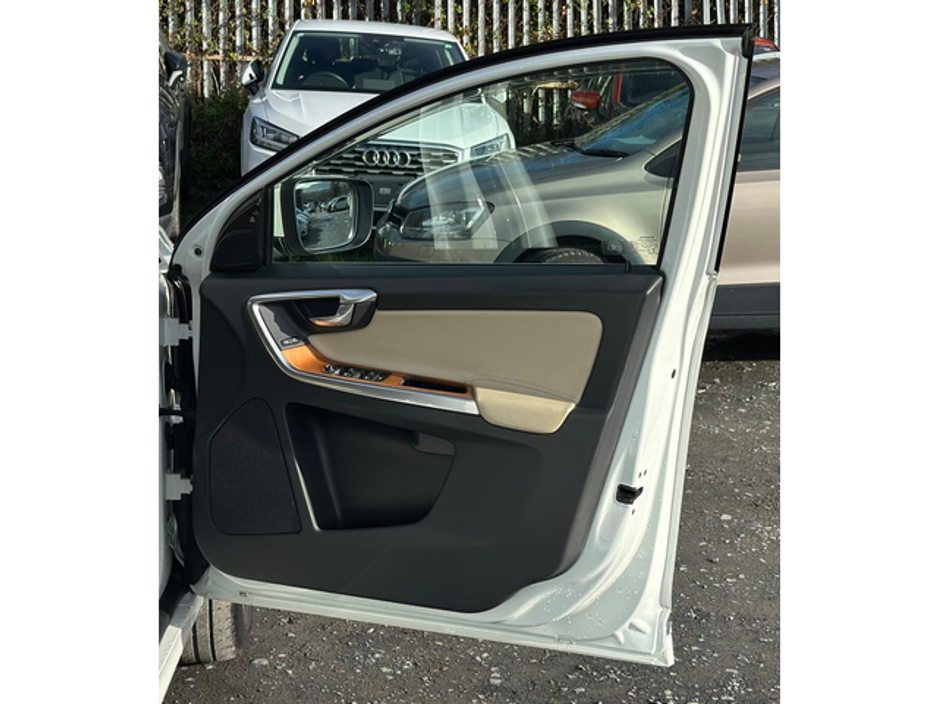 2017 Volvo XC60 - image 9