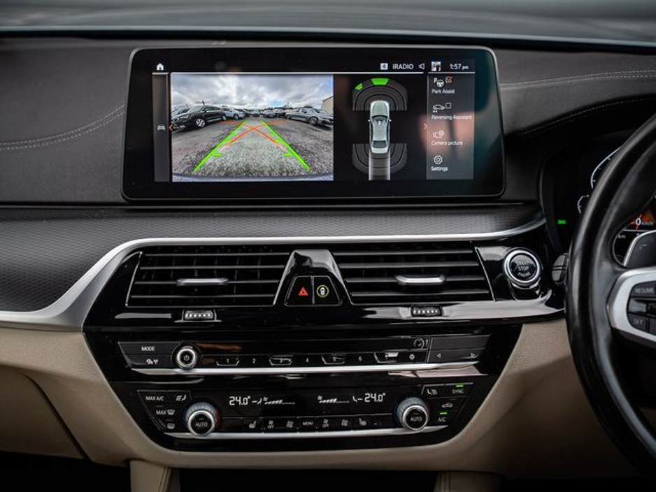 2022 BMW 5 Series - image 10