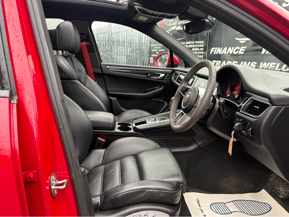 2017 Porsche Macan - image 11