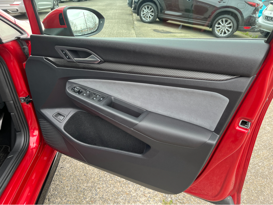 2022 Volkswagen Golf - image 13