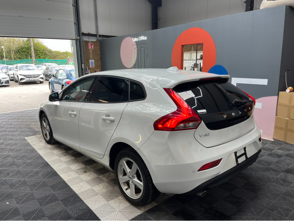 2016 Volvo V40 - image 4