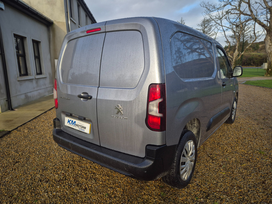 2022 Peugeot Partner - image 4