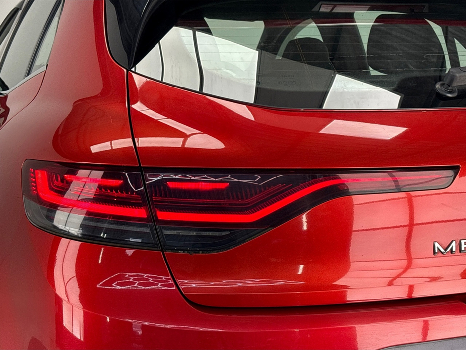 2021 Renault Megane - image 10