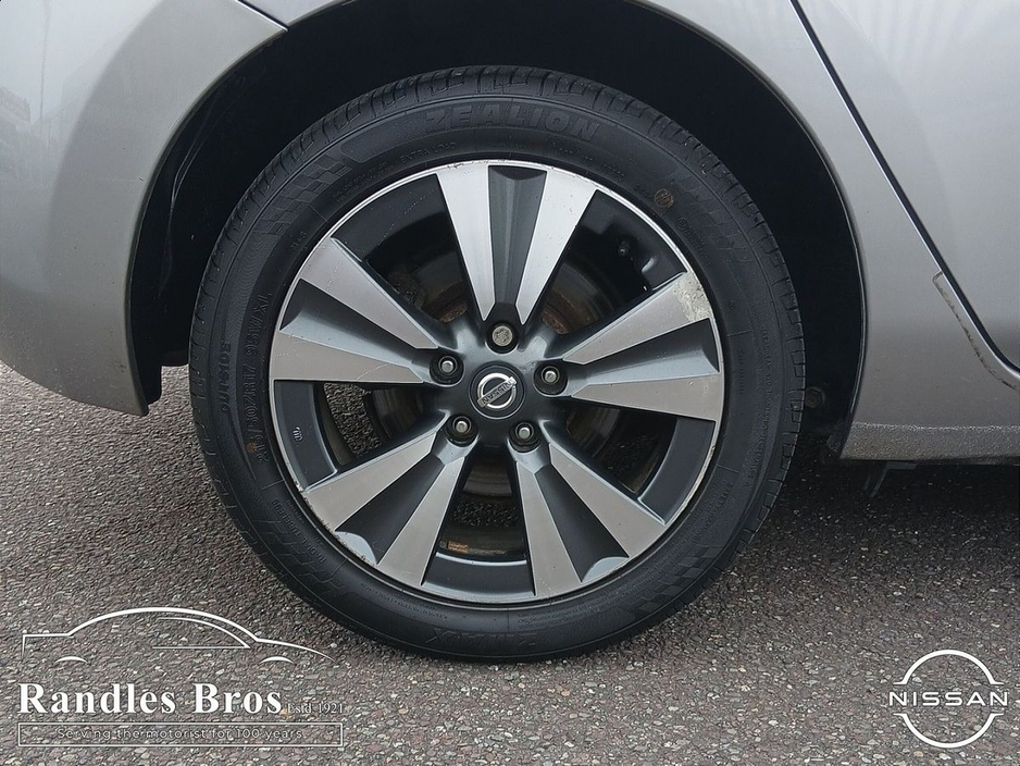 2016 Nissan Leaf - image 9