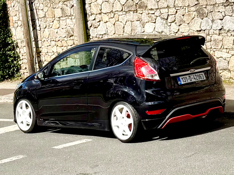 2013 Ford Fiesta - image 6