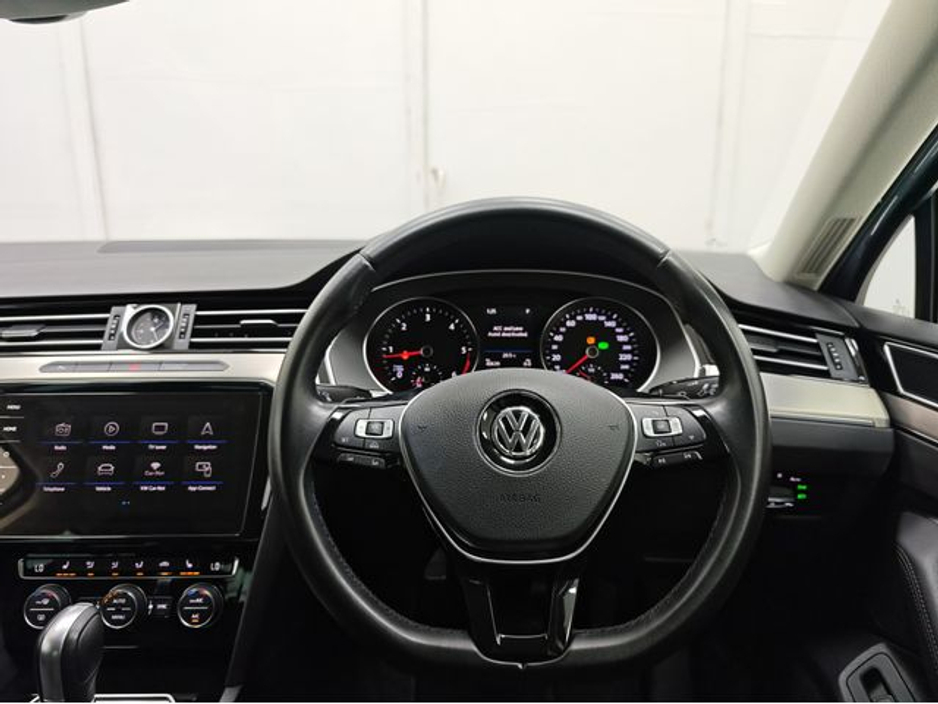 2018 Volkswagen Passat - image 4