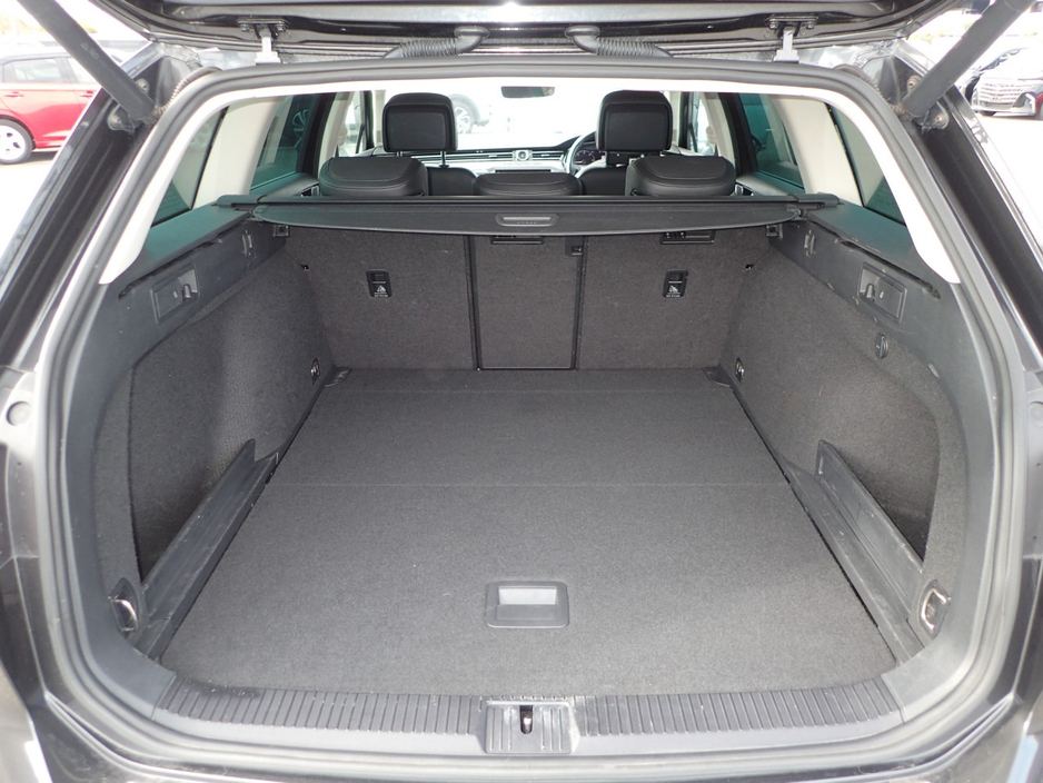 2018 Volkswagen Passat - image 12