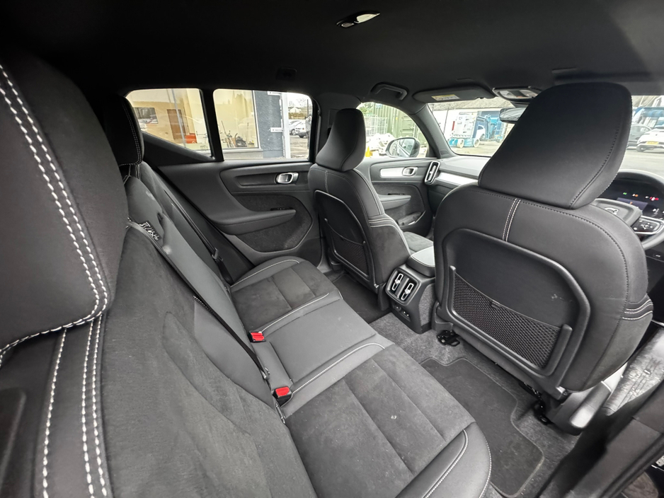 2025 Volvo XC40 - image 12