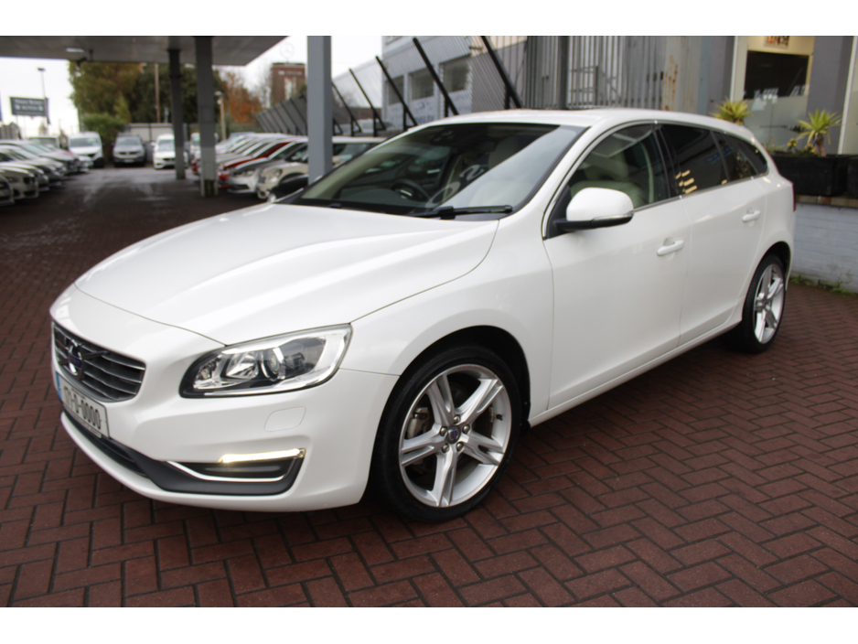 2017 Volvo V60 - image 8