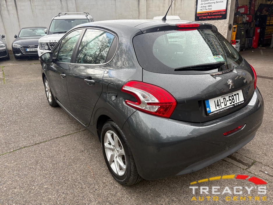 2014 Peugeot 208 - image 9