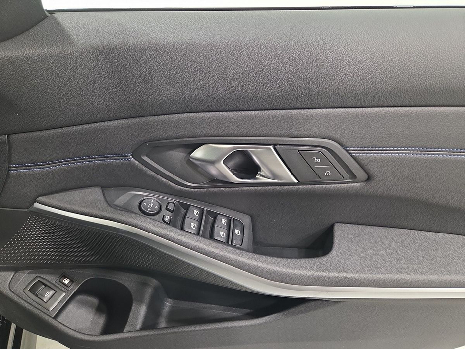 2025 BMW 3 Series - image 23