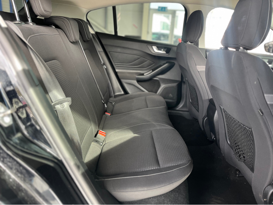 2018 Ford Focus - image 9