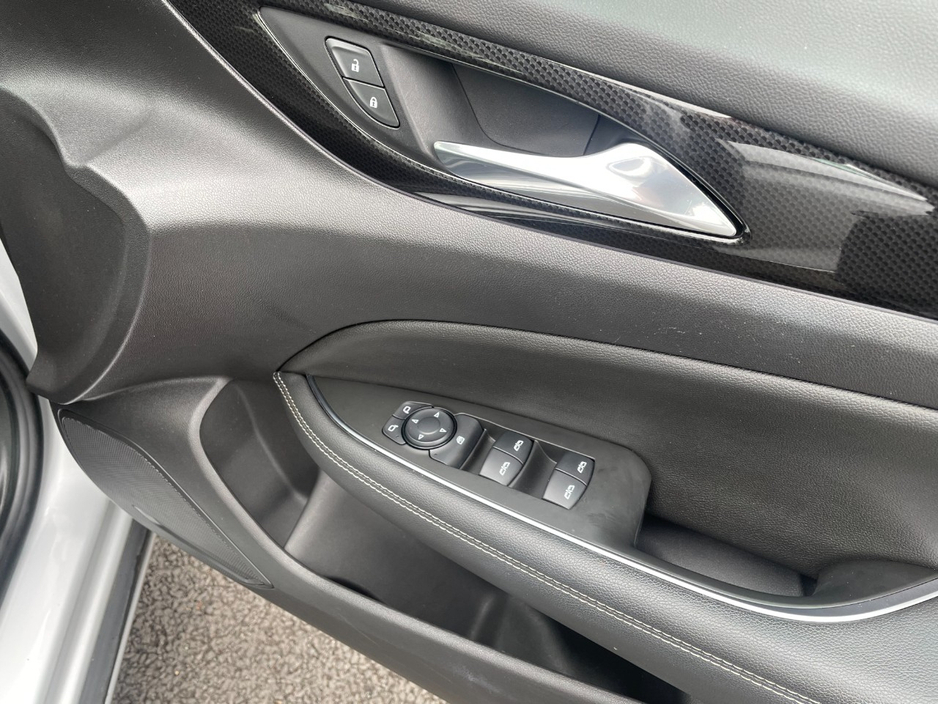 2020 Opel Insignia - image 18