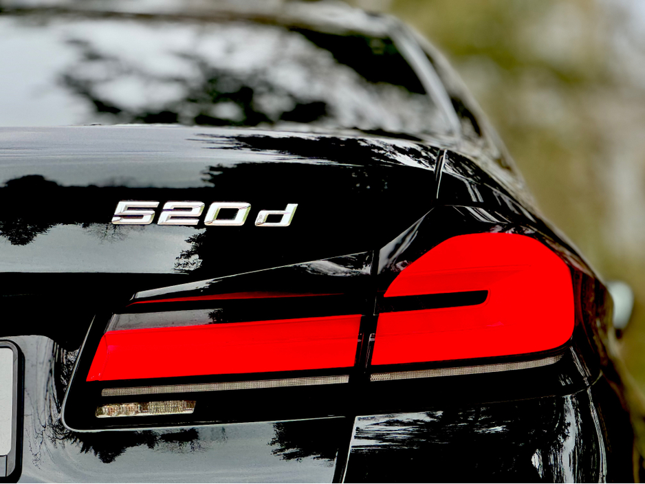 2021 BMW 5 Series - image 41