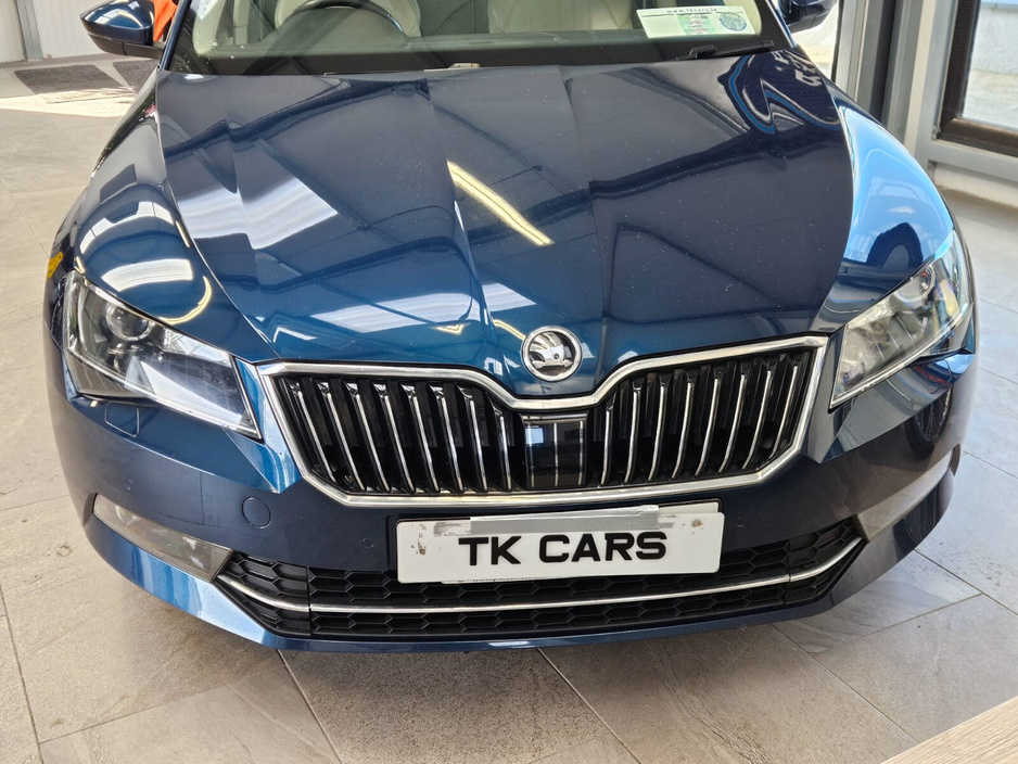 2019 Skoda Superb - image 5