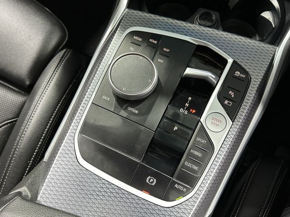 2025 BMW 3 Series - image 22