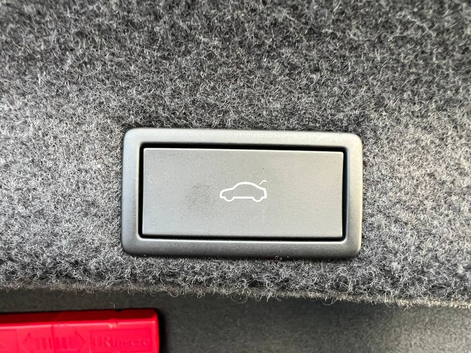 2018 Volkswagen Passat HIGHLINE R-LINE PACK 2.0 TDI // 360 PARKING CAMERAS // LEATHER HEATED & COOLED SEATS // BRAND NEW 19" R-LINE ALLOYS €22,950