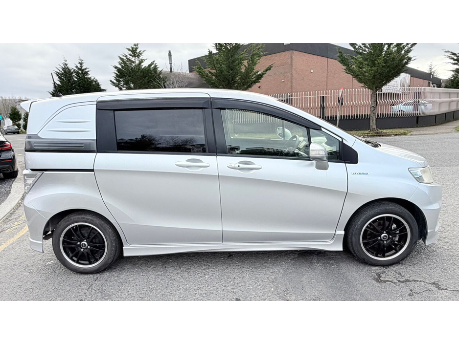 2013 Honda Freed - image 5