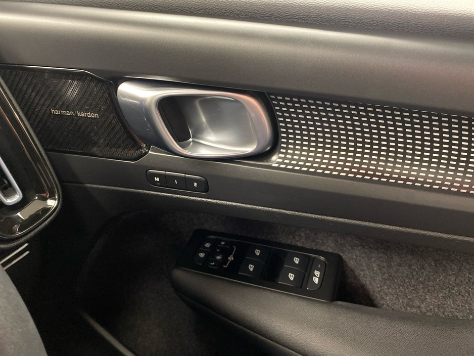 2022 Volvo XC40 - image 13