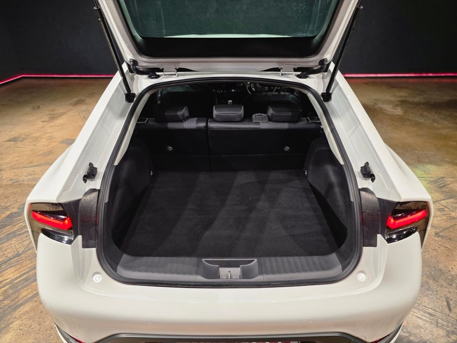 2023 Toyota Prius - image 14