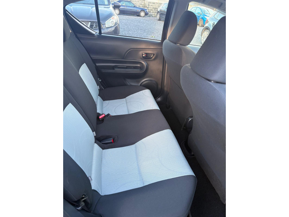 2014 Toyota Aqua - image 10