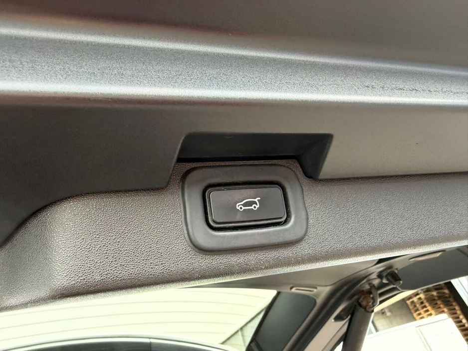 2021 Land Rover Discovery - image 24