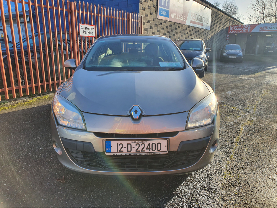 2012 Renault Megane - image 2